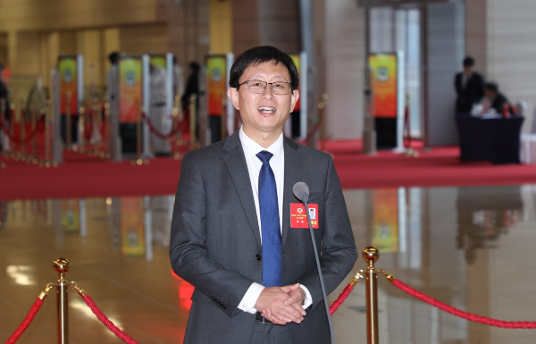 省政協(xié)委員、中山大學(xué)附屬第一醫(yī)院耳鼻咽喉科副主任李?。鹤屄稜I(yíng)經(jīng)濟(jì)從“網(wǎng)紅”變“長(zhǎng)紅”